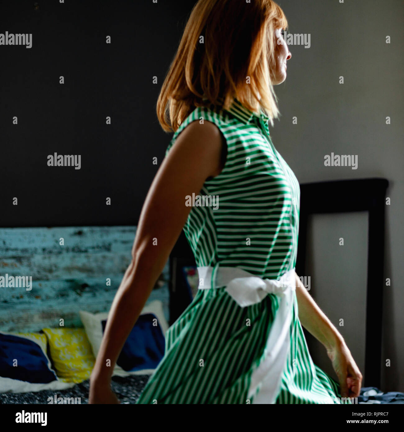 La donna in verde abiti estivi Foto Stock