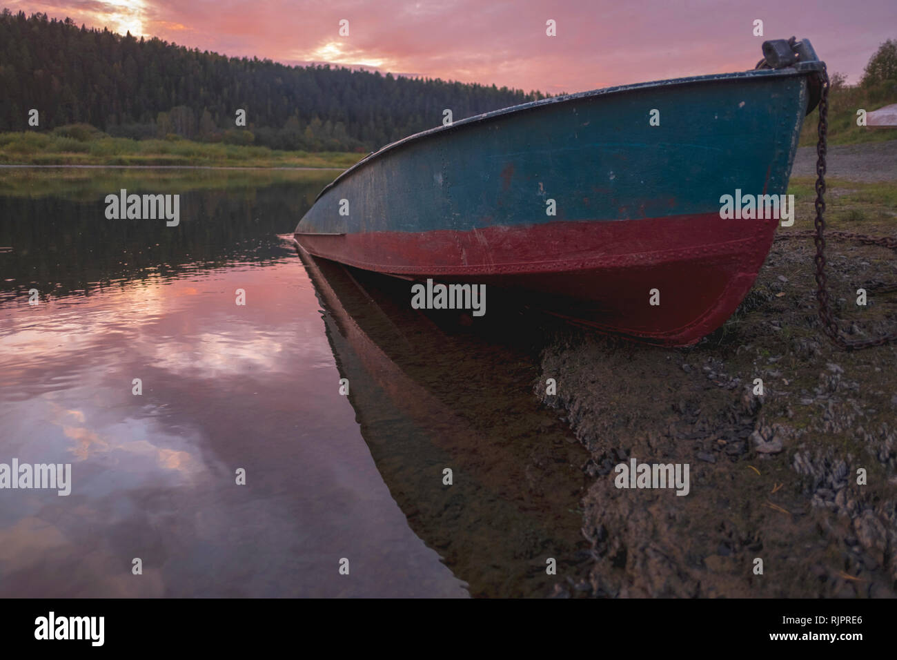 Barca sul fiume, Ural, Sverdlovsk, Russia Foto Stock