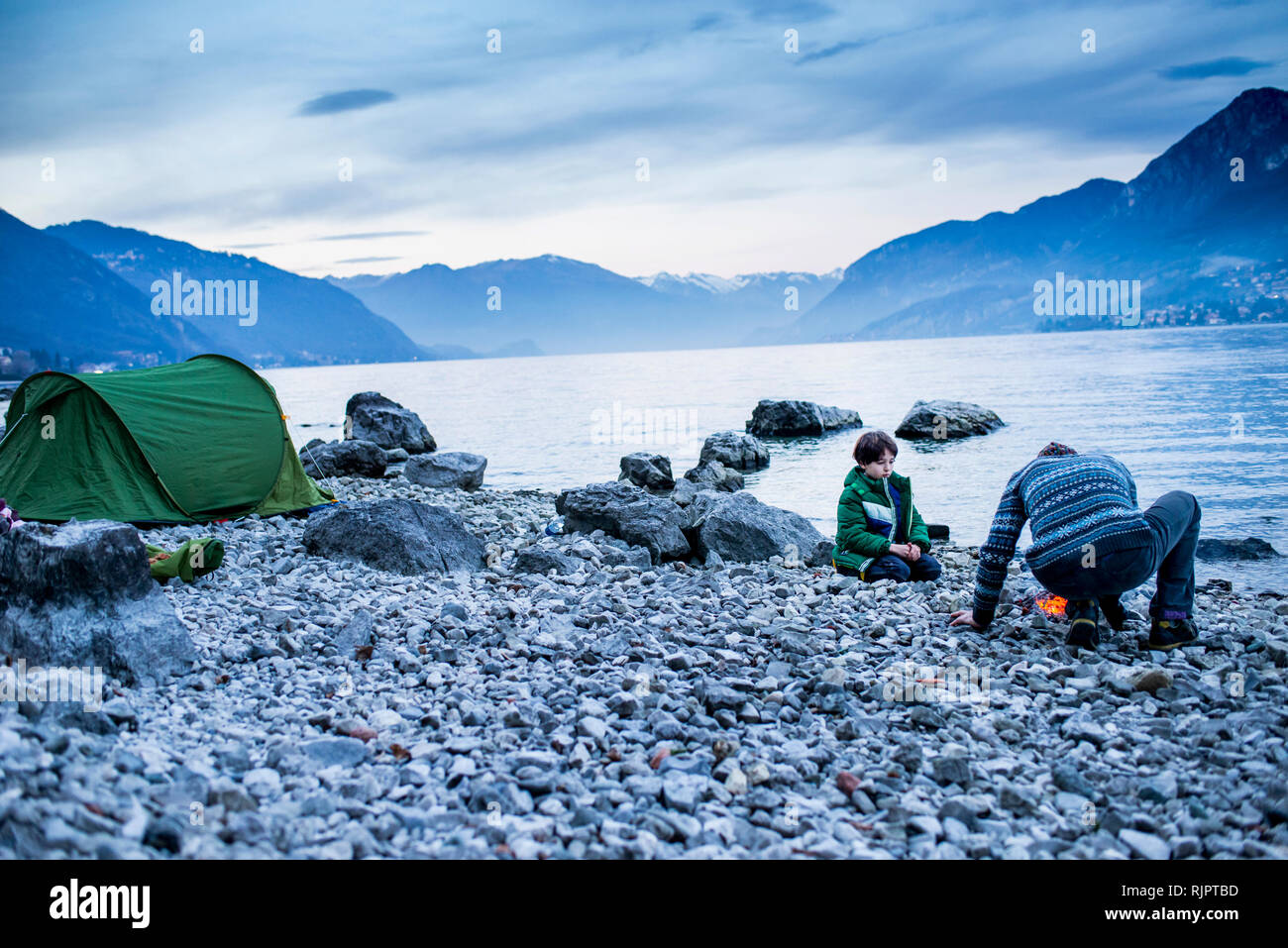 Padre e figlio a partire falò, Onno, Lombardia, Italia Foto Stock