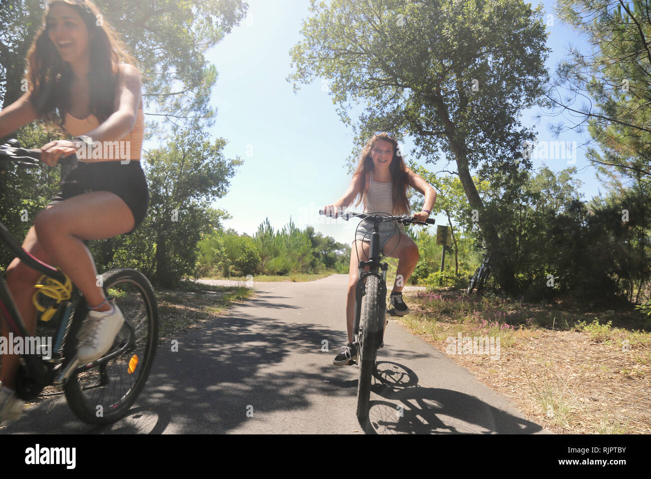 Gli adolescenti ciclismo su strada di campagna, Aquitaine, Francia Foto Stock