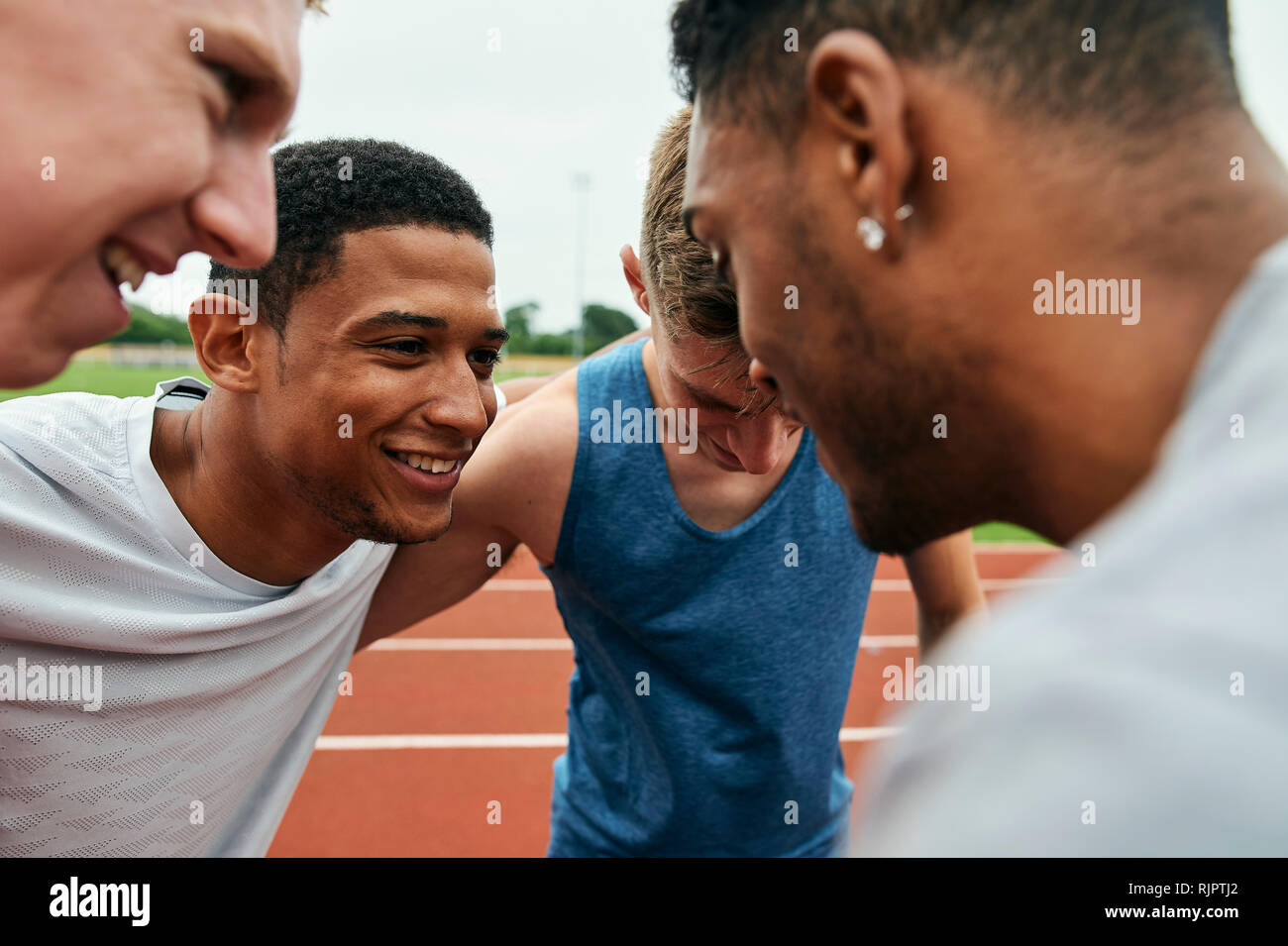 Gli amici di parlare sulla via di corsa Foto Stock