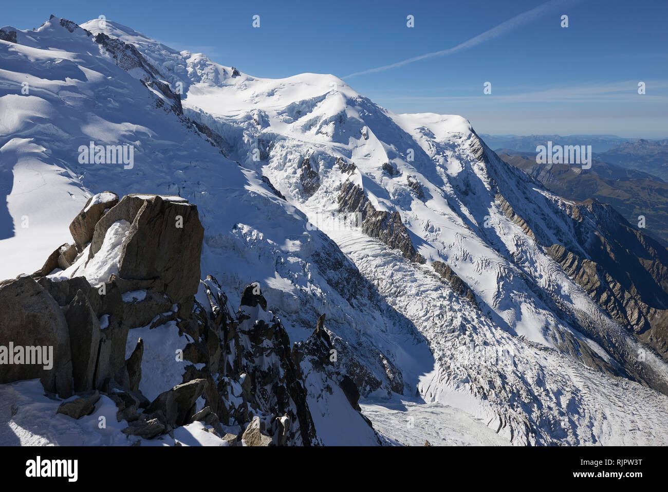 Coperte di neve mountain range, Chamonix, Rhône-Alpes, in Francia Foto Stock