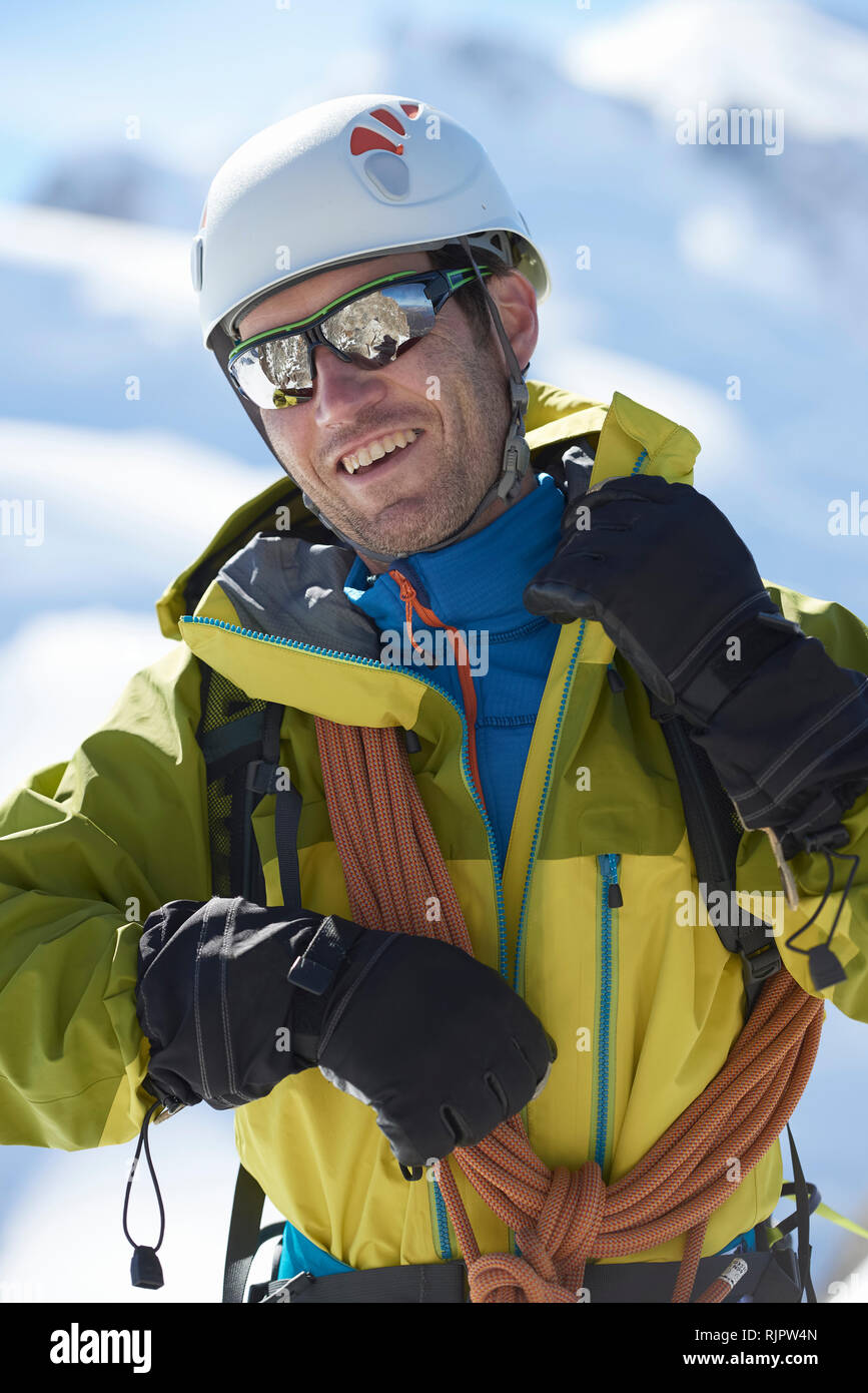 Alpinista con arrampicarsi sulle funi, Chamonix, Rhône-Alpes, in Francia Foto Stock