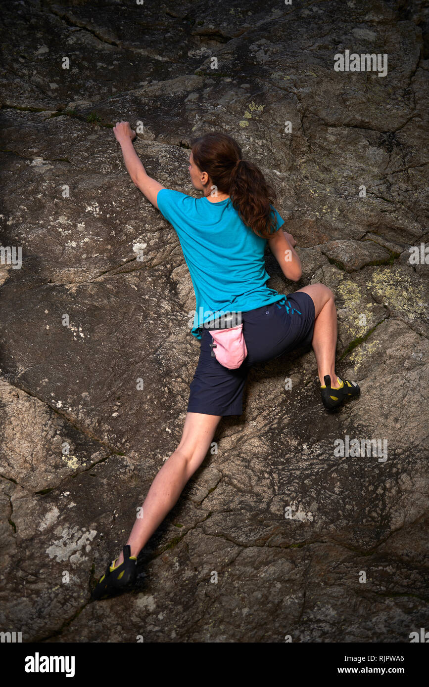 Free climber scaling scogliera Foto Stock