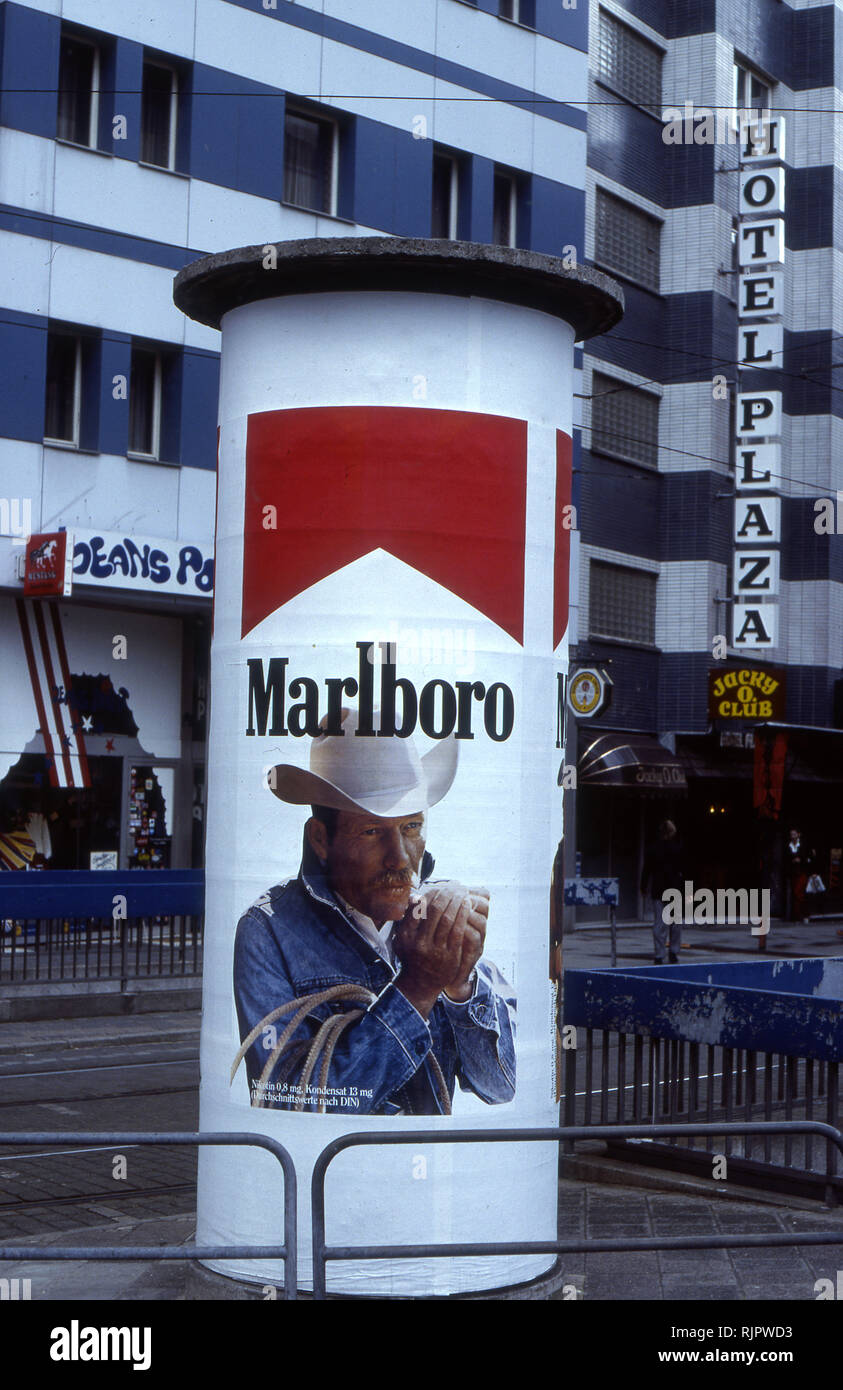 Pubblicità europee chiosco dotato di annuncio per sigarette Marlboro a Francoforte, Germania Foto Stock