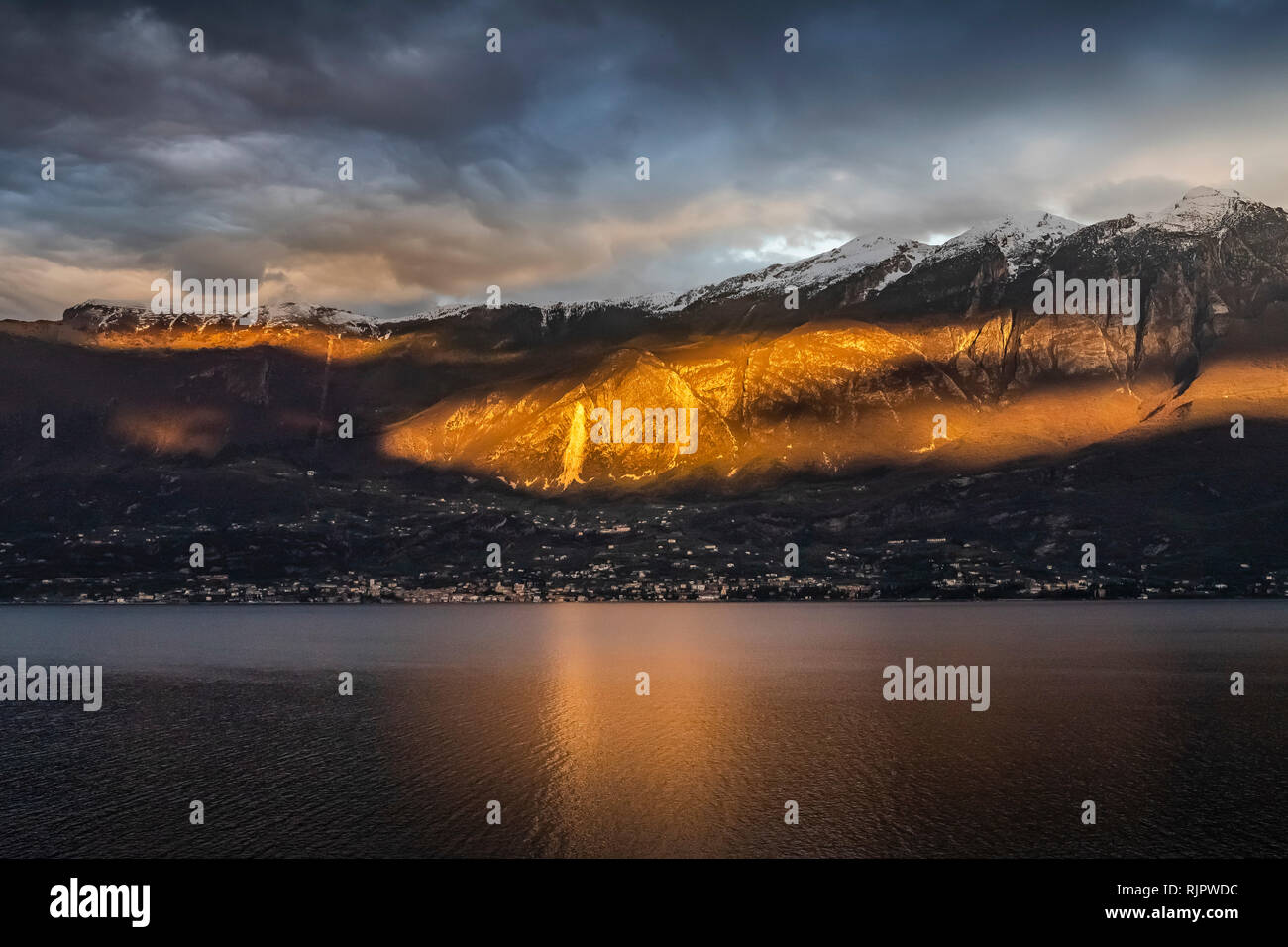 Tramonto sul lago di Garda, Limone sul Garda, Lombardia, Italia Foto Stock