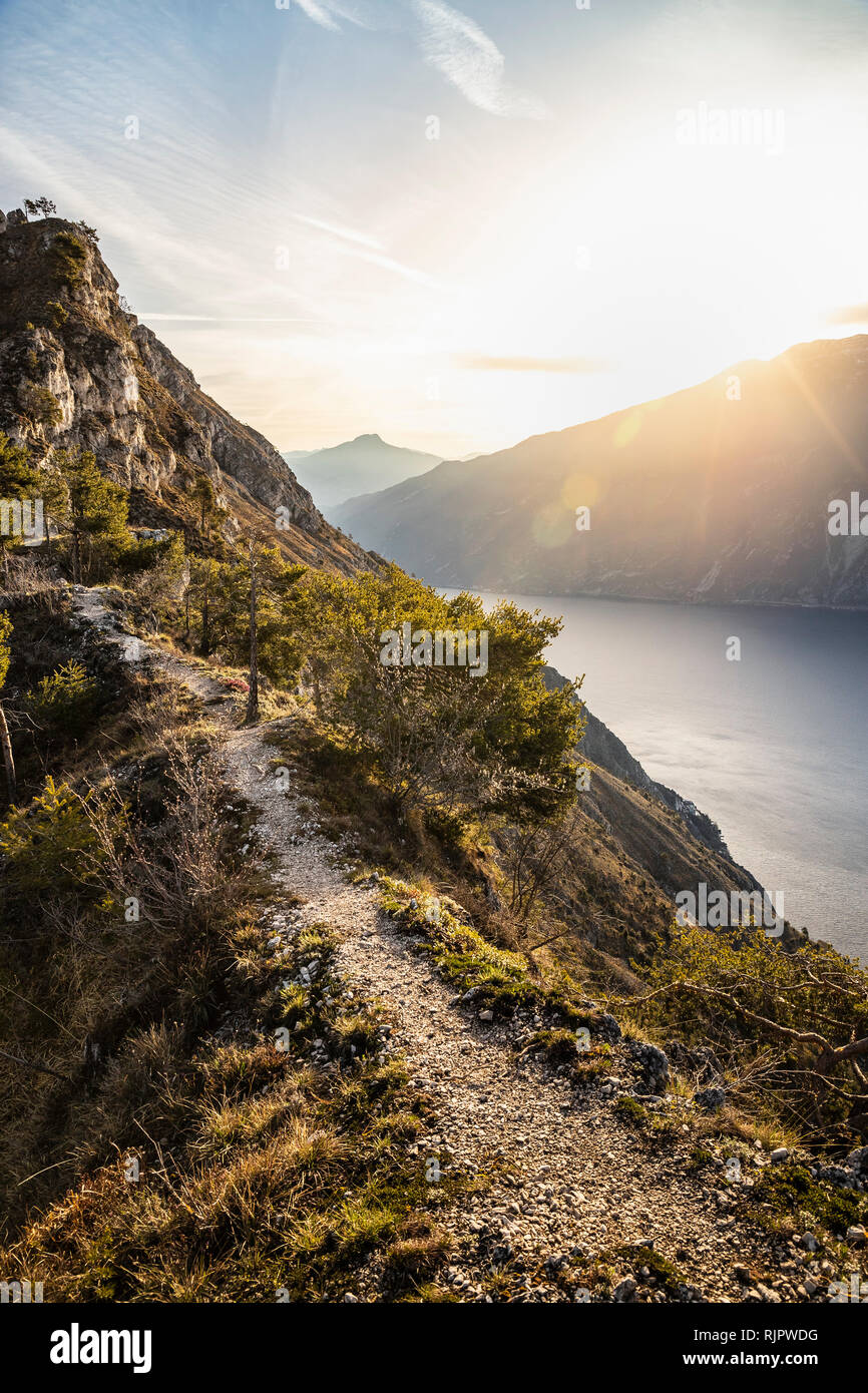 Tramonto sul lago di Garda dal lato occidentale - al di sopra di Limone sul Garda, Lombardia, Italia Foto Stock