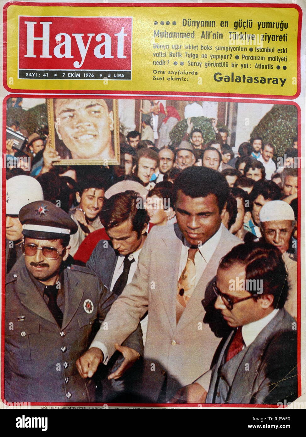 Bagno turco la copertura di stampa del 1976, la visita in Turchia da Muhammad Ali,(1942 - 2016). Ali è stato un American boxer professionale e attivista; Egli è ampiamente considerato come uno dei più significativi e celebrato personaggi dello sport del XX secolo. Foto Stock