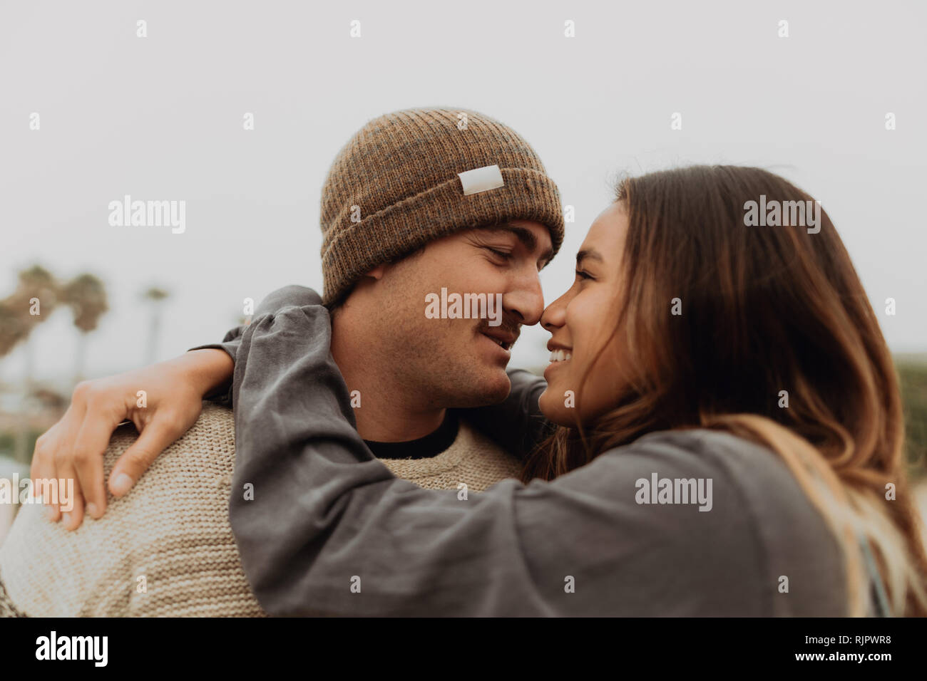 Romantico coppia giovane faccia a faccia sulla spiaggia, Jalama, CALIFORNIA, STATI UNITI D'AMERICA Foto Stock