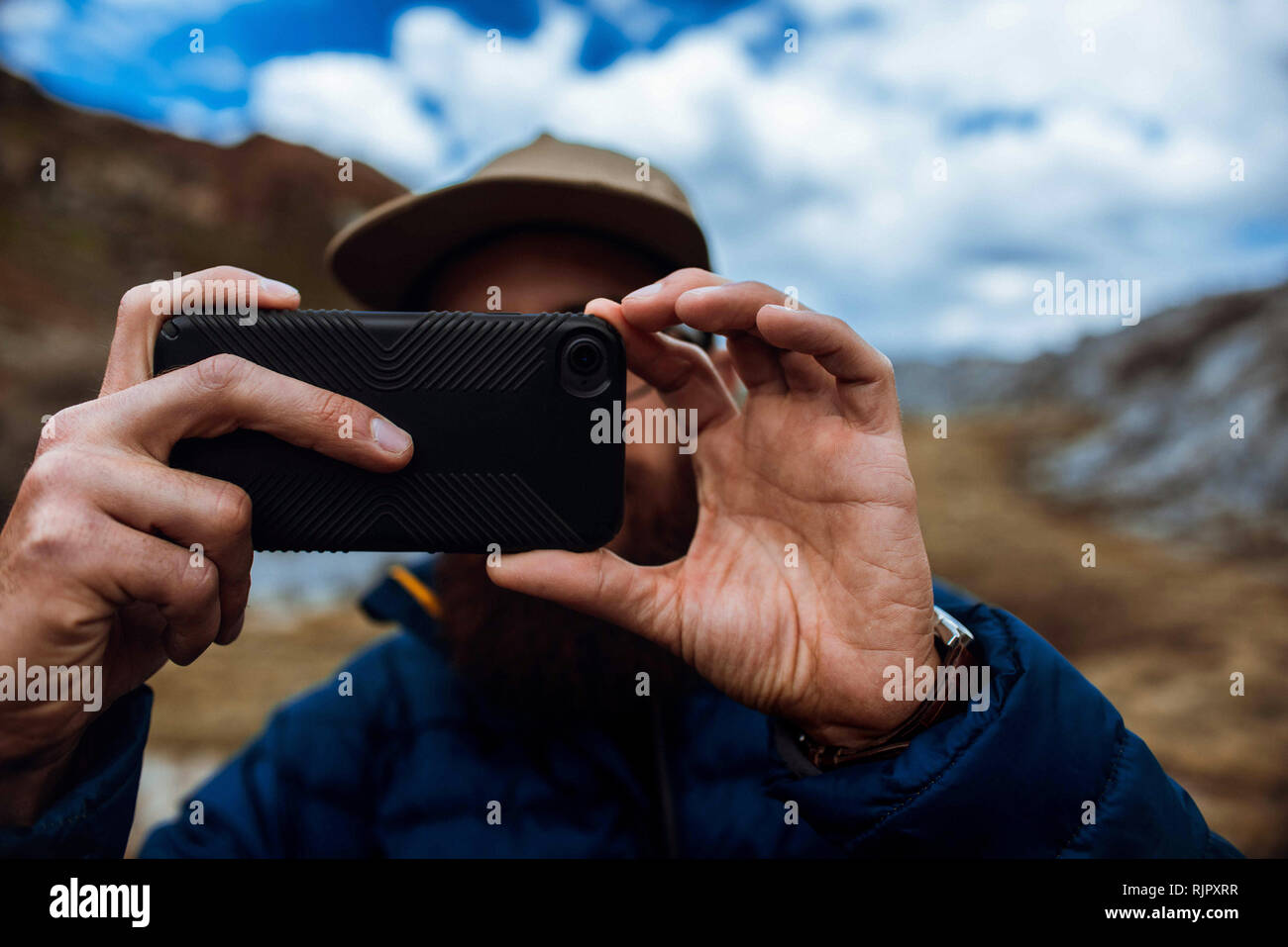 Escursionista di scattare una foto con il telefono, minerale re, California, Stati Uniti Foto Stock