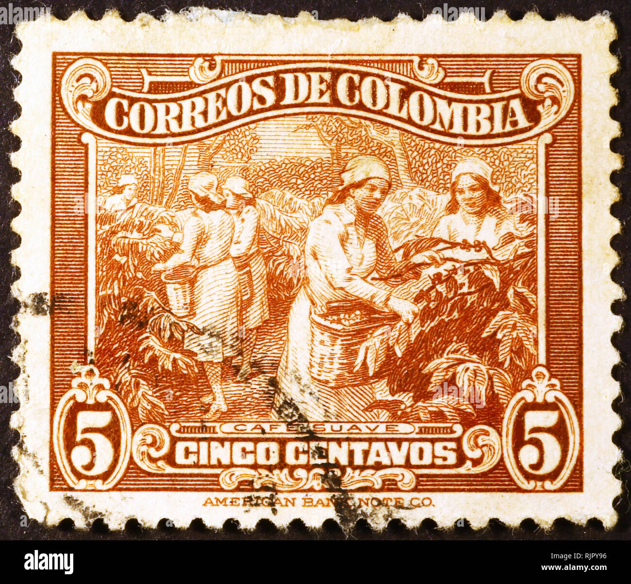 Bacche di caffè raccolta su vintage francobollo della Colombia Foto Stock