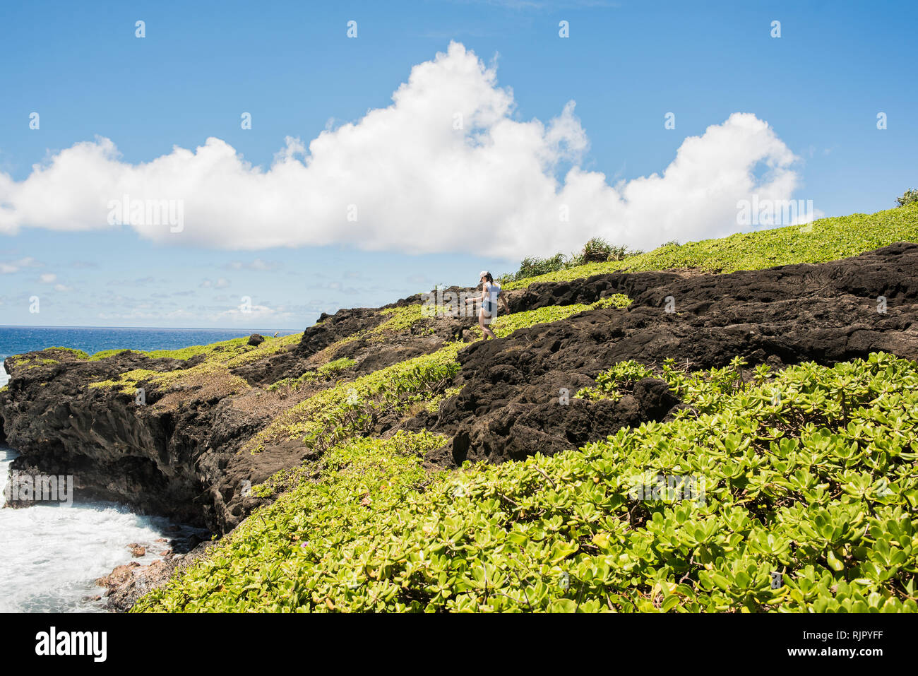 Escursionista sulla costa, Waipipi Trail, Maui, Hawaii Foto Stock