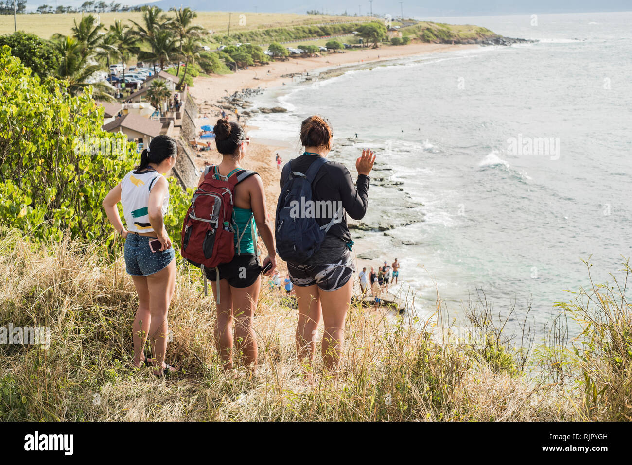 Amici guardando in giù a Hookipa Beach, Maui, Hawaii Foto Stock