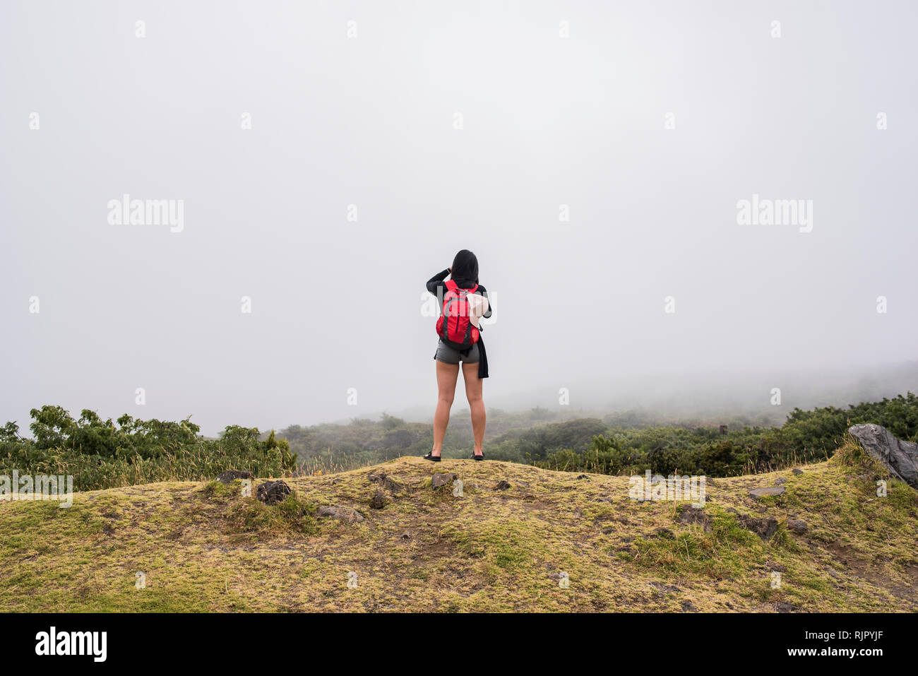 Escursionista sul bordo della cima della montagna, Haleakala National Park, Maui, Hawaii Foto Stock