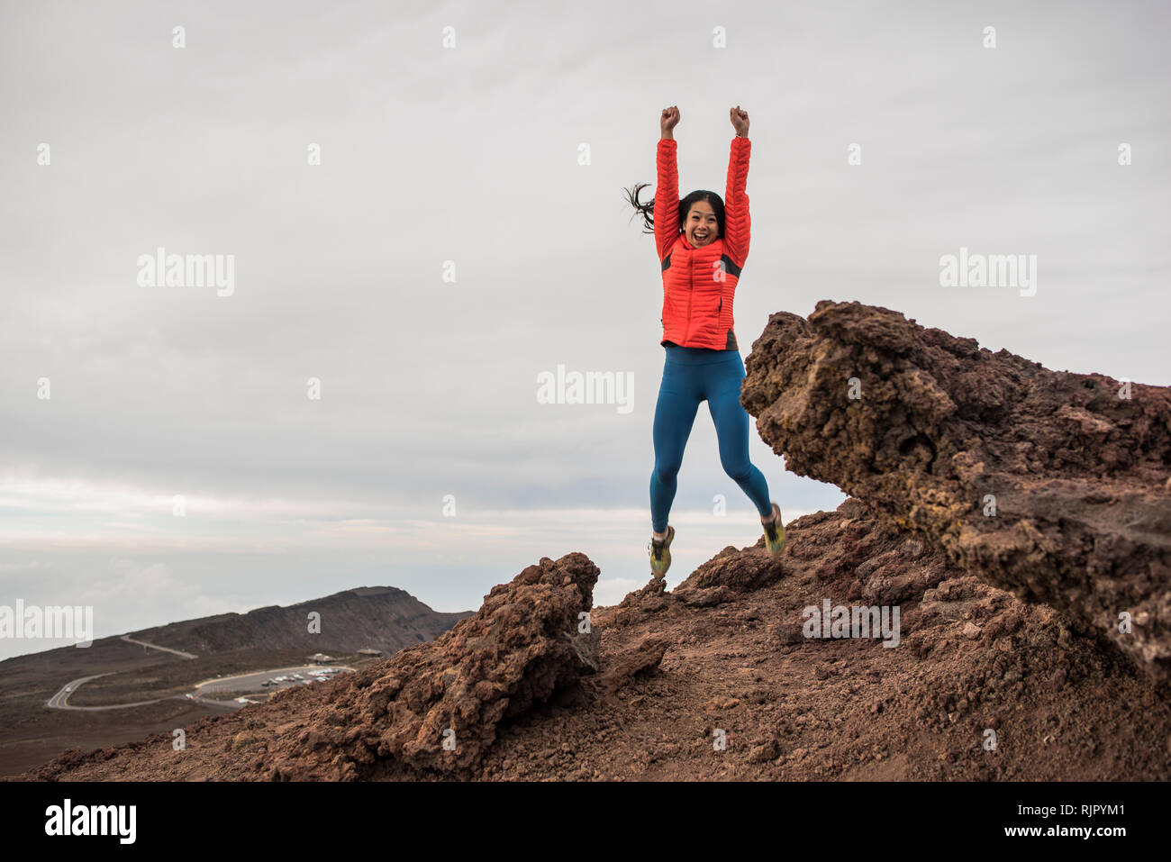 Donna felice al vertice della montagna, Haleakala National Park, Maui, Hawaii Foto Stock