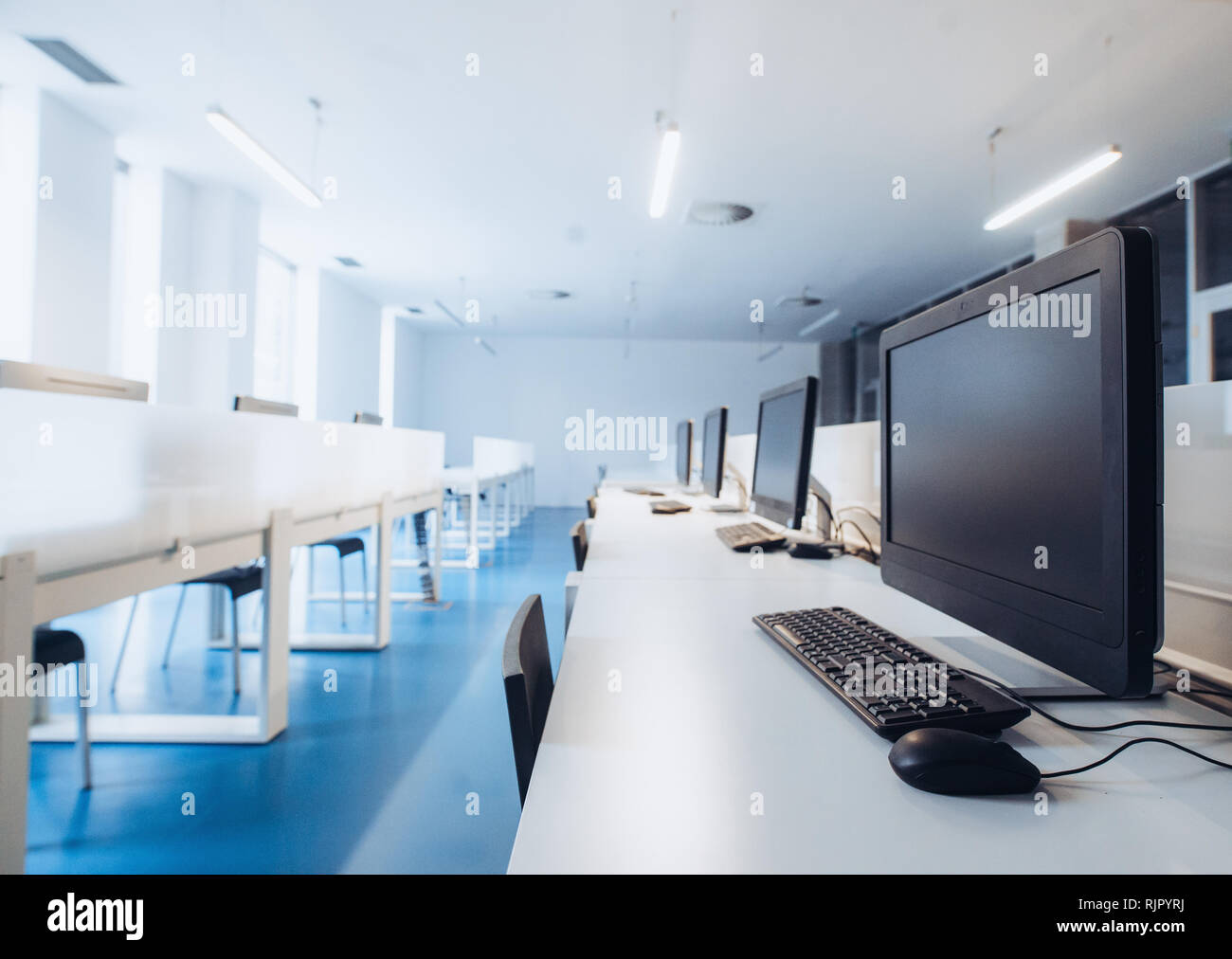 Un interno di una moderna e spaziosa sala computer in una libreria o in un ufficio. Foto Stock