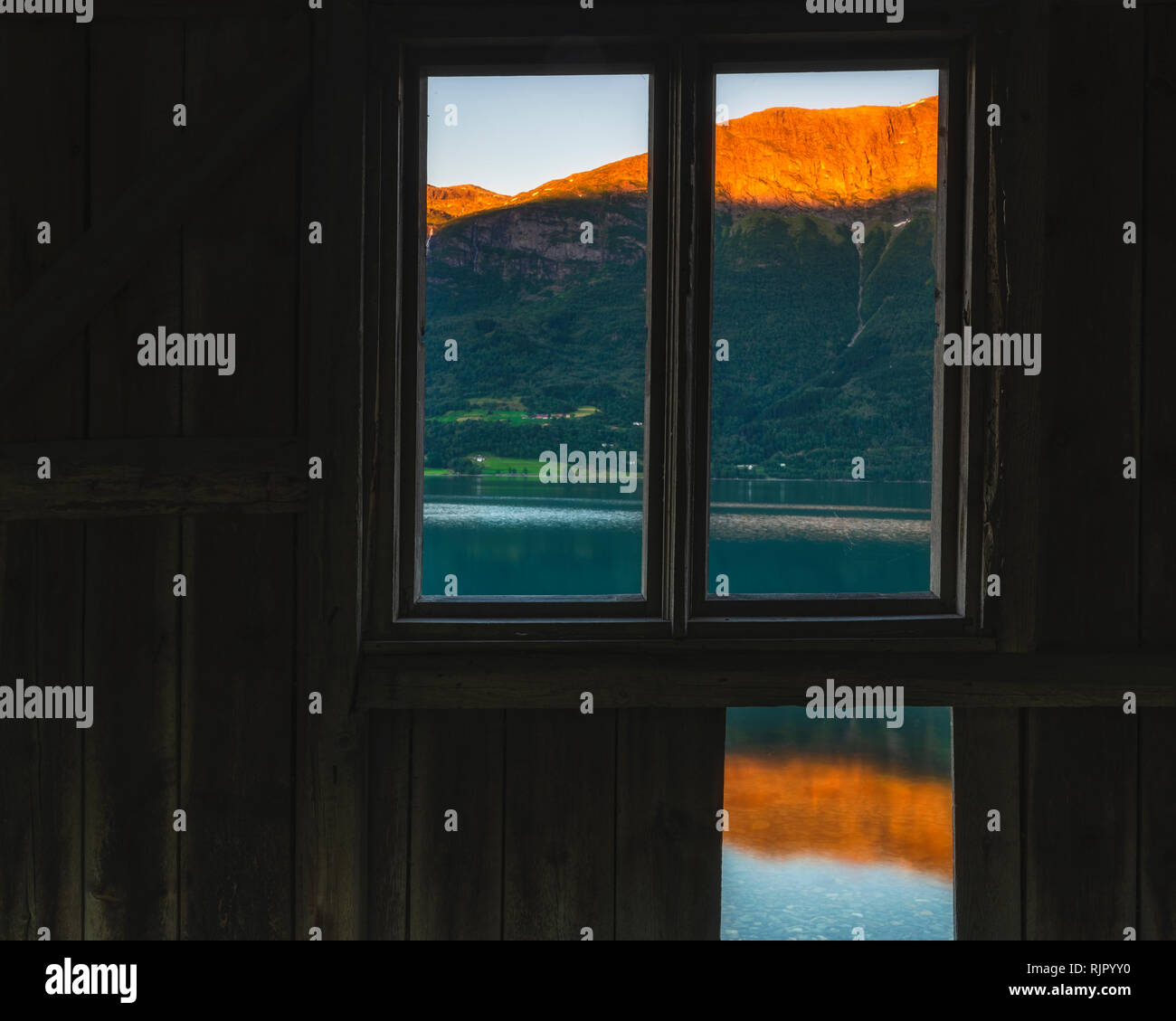 Guardando attraverso il finestrino di cabina in vista del tramonto sul lago e le montagne, Lusterfjord, Norvegia, Europa Foto Stock