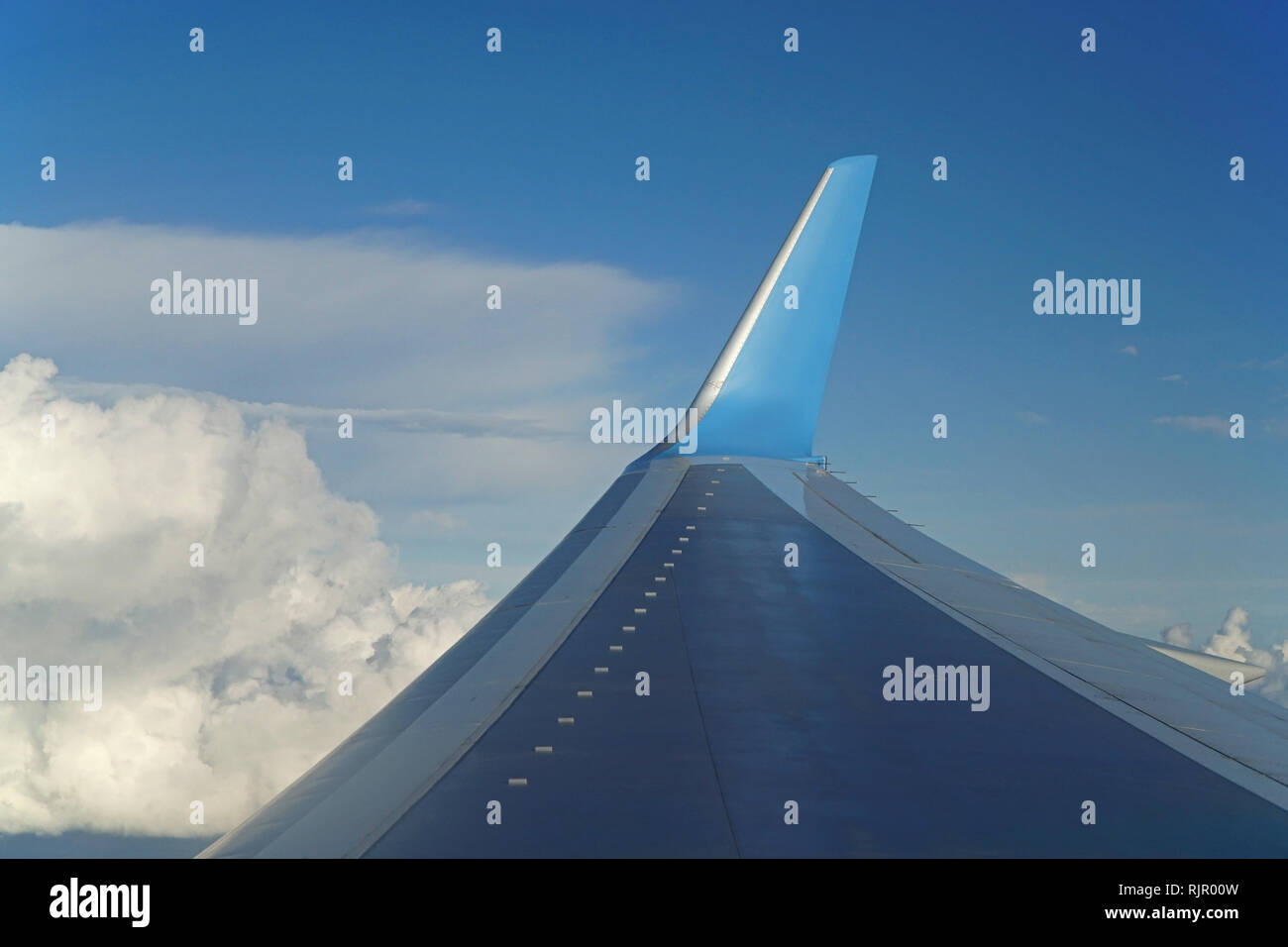 Vista di un'ala di un aeromobile in volo contro un cielo blu Foto Stock