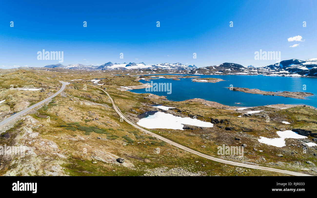Vasto lago nordico e la gamma della montagna, vista aerea, Sognefjell, Jotunheimen, Norvegia Vasto lago nordico e la gamma della montagna, vista aerea, Sognefjell, Jotunheimen, Norvegia