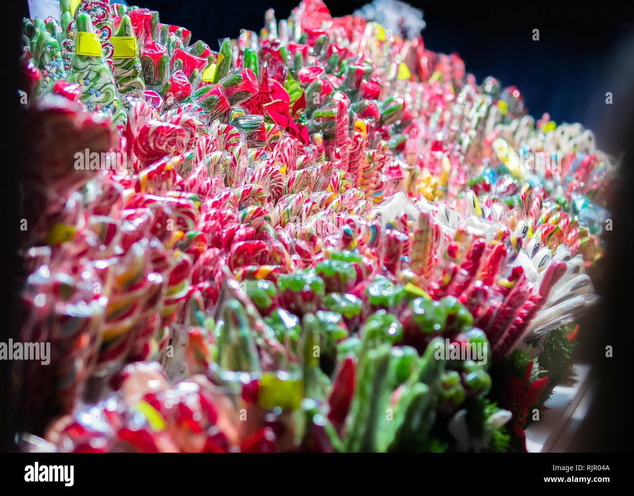 Un sacco di caramelle colorate in vendita presso il negozio di dolciumi nella tariffa di Natale festival Foto Stock