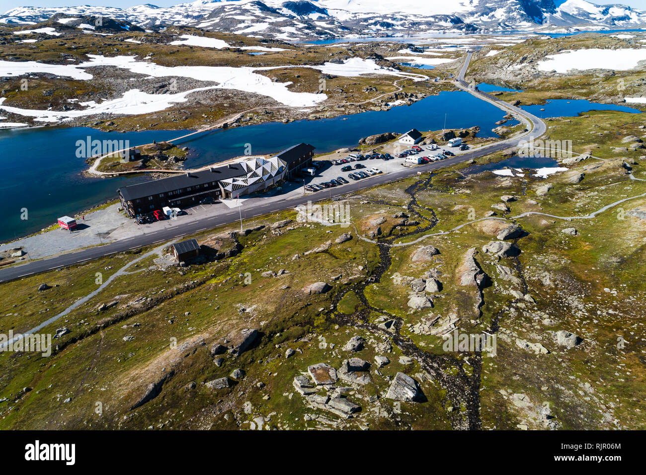 Ski training center dal lago, vista aerea, Sognefjell, Jotunheimen, Norvegia, Europa Foto Stock