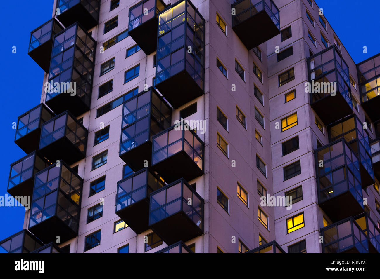 A tarda notte vista del Consiglio appartamenti. Esterno del complesso edificio della città Foto Stock