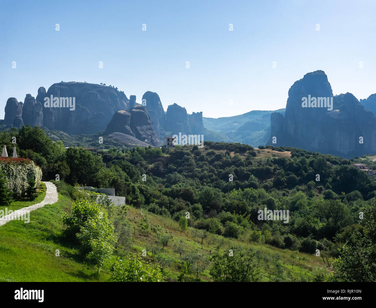 Vista panoramica di rocce di Meteora in una limpida giornata estiva Foto Stock