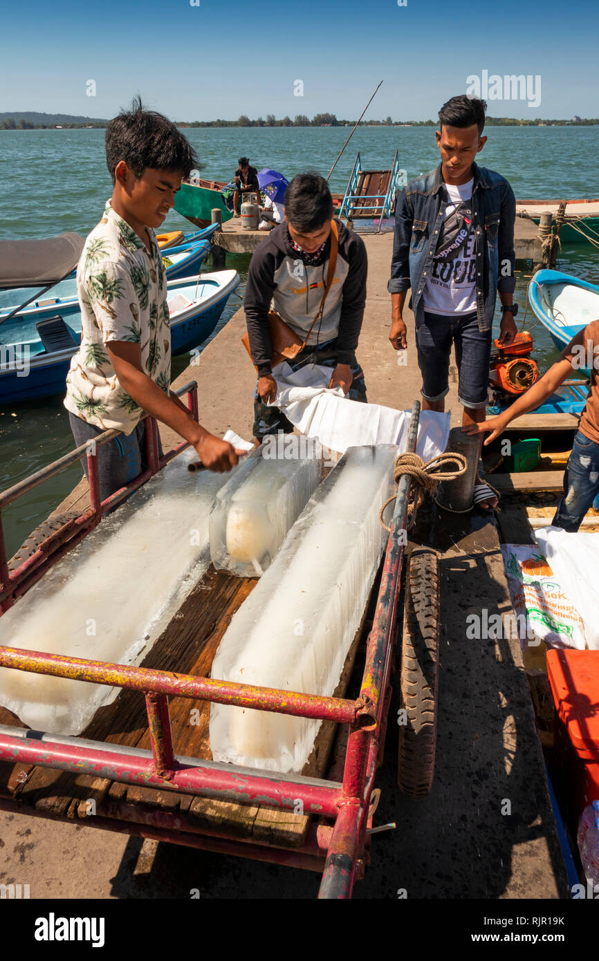 Cambogia, Preah Koh Kong, albanese Prek Kaoh Pao river, Dong Tung Porto Molo, uomo caricamento di taglio di blocchi di ghiaccio nel sacco Foto Stock