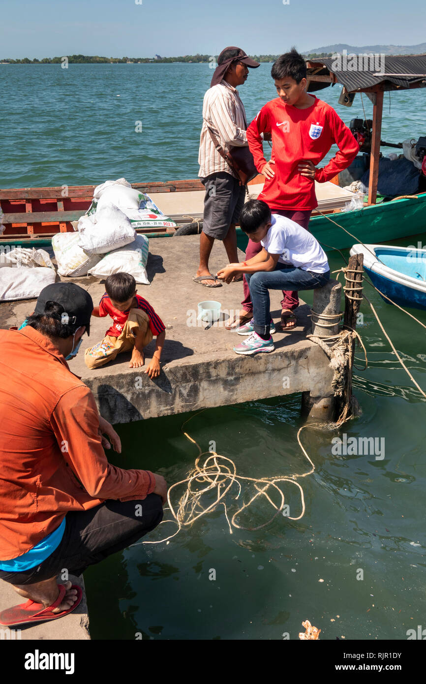 Cambogia, Preah Koh Kong, albanese Prek Kaoh Pao river, Dong Tung porta, ragazzo di pesca dal jetty Foto Stock