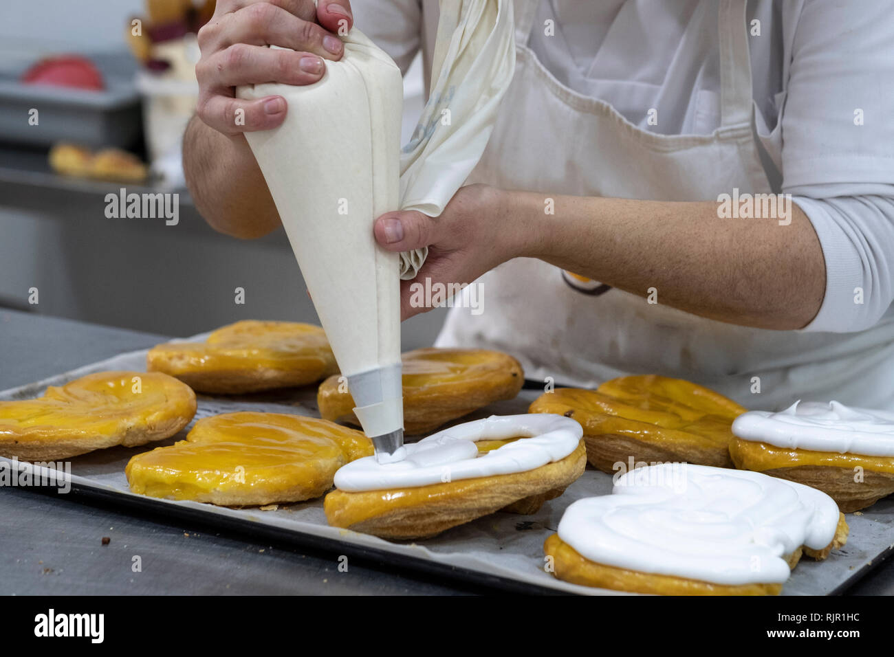 Pasticceria usando il manicotto per aggiungere la crema per torta Foto  stock - Alamy