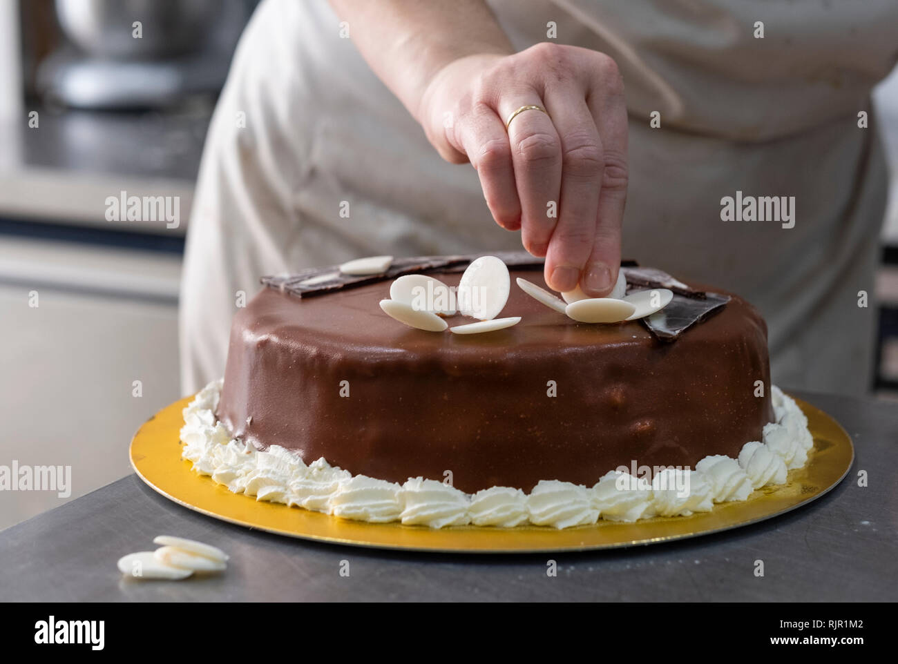 Pasticceria cioccolato decoratori pomeriggio con pezzi di cioccolato bianco Foto Stock