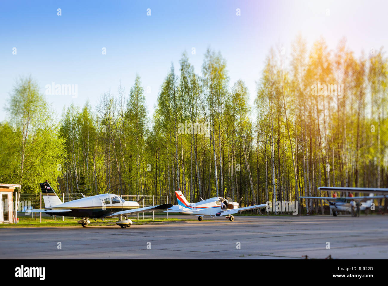 Luce aerei passeggeri parcheggiato prima della partenza presso l'aeroporto privato di Kronshtadt, San Pietroburgo Russia. Industriali e di aerei civili da trasporto aereo. Professional voli su aerei Foto Stock