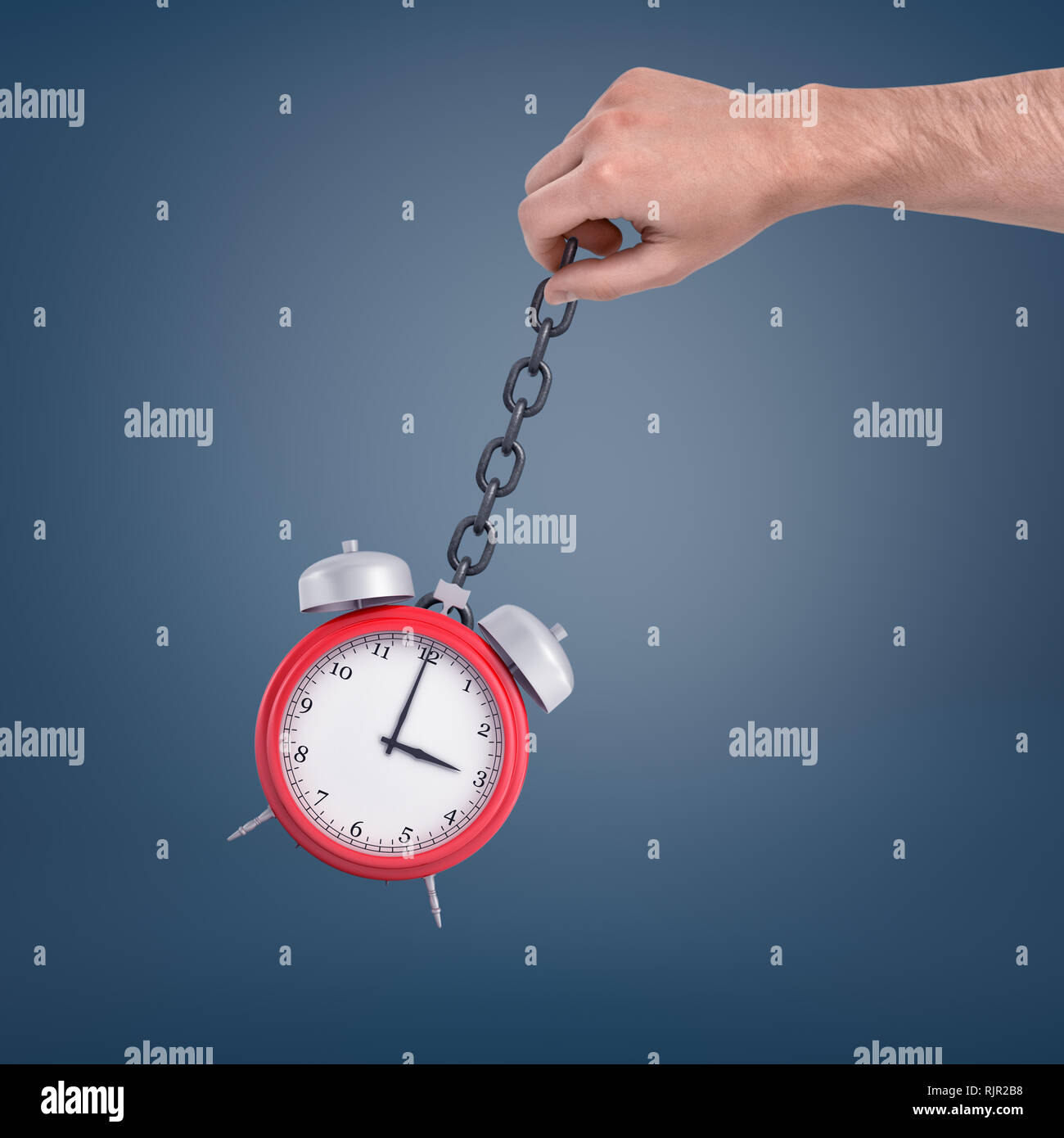 Un grande maschio mano che tiene una catena di metallo con un rosso orologio retrò oscillare su di esso. Maestro del tempo. La gestione del tempo. La scelta migliore in questo momento. Foto Stock