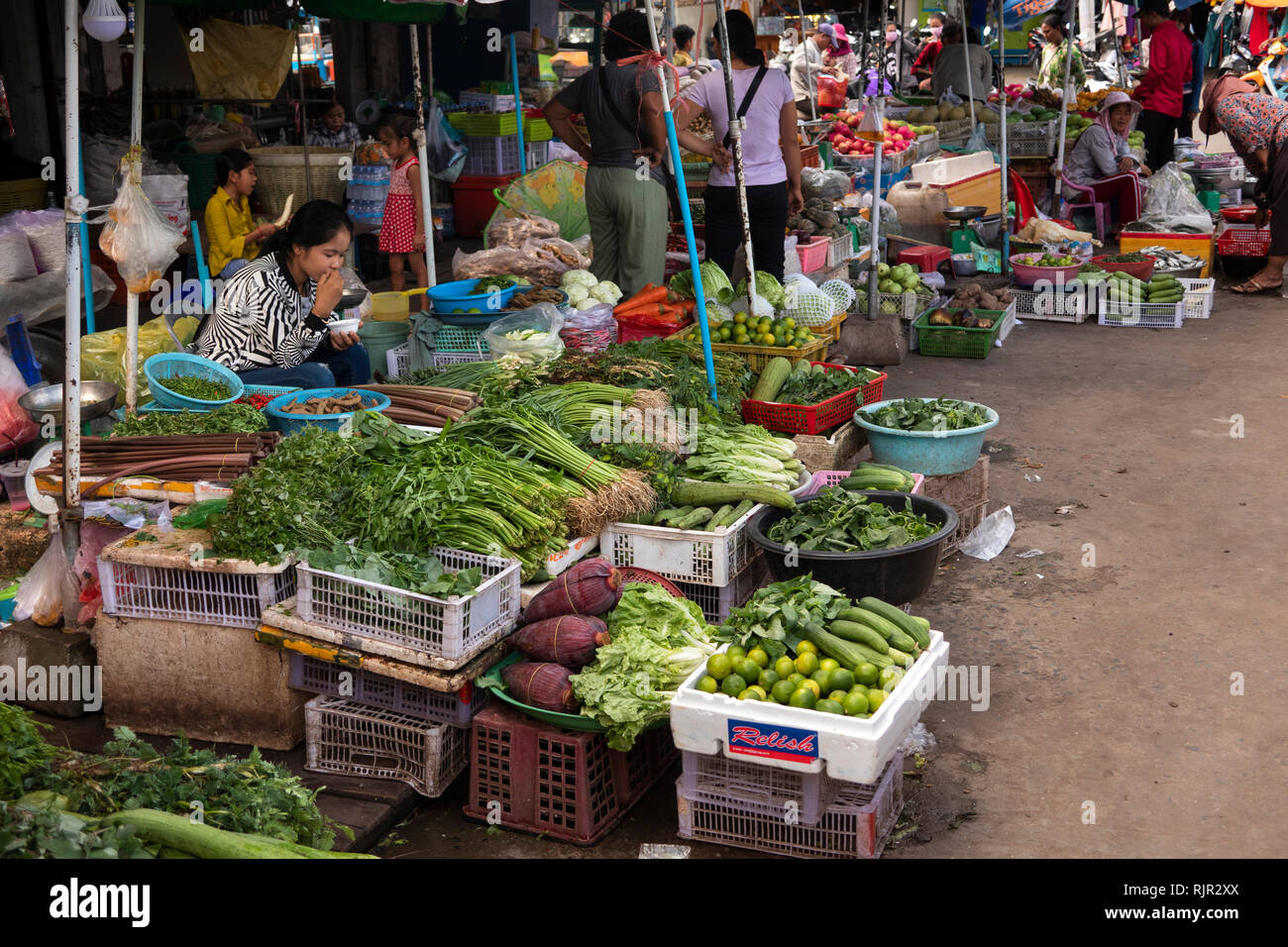 Cambogia, Preah Koh Kong, centro città, Mercato Centrale, Psar Dong Tong, bancarelle di verdure coltivate localmente Foto Stock