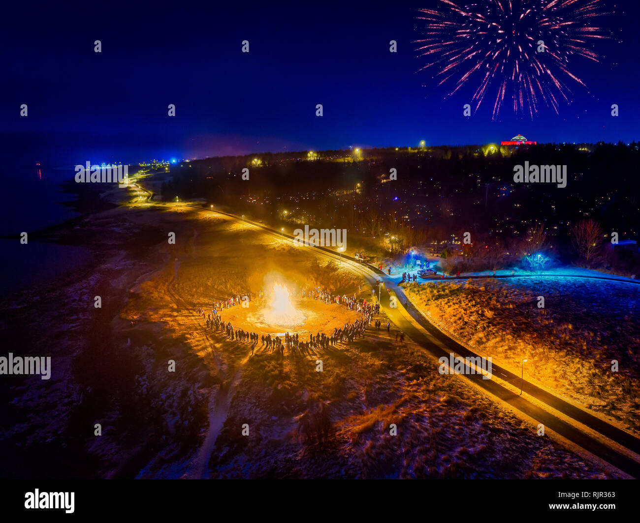 Cenone di Fine Anno con falò e fuochi d'artificio, Reykjavik, Islanda Foto Stock