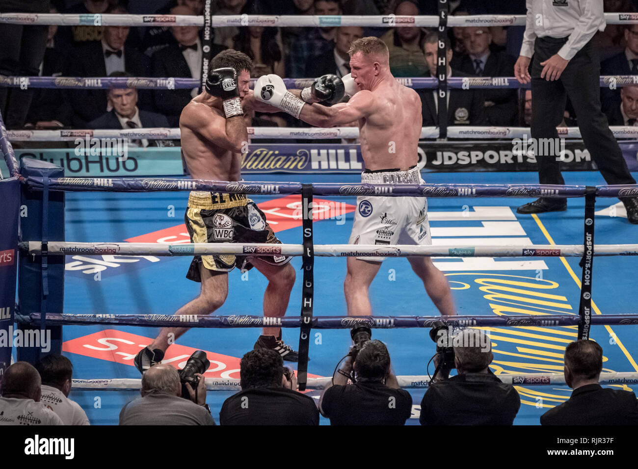 Sergio Garcia vs. Ted Cheeseman. Europeo della super-welterweight del titolo di campione all'arena O2. Credito: Guy Corbishley/Alamy Live News Foto Stock