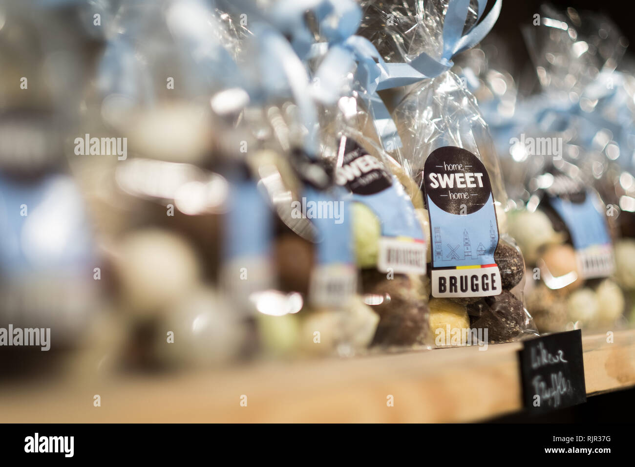 Cioccolatini in vendita in una cioccolateria nel centro storico di Bruges, Fiandre occidentali, Belgio Foto Stock