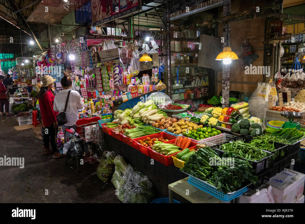 Cambogia, Preah Koh Kong, centro città, all'interno del Mercato Centrale, Psar Dong Tong, vegetali e prodotti asciutti si spegne Foto Stock