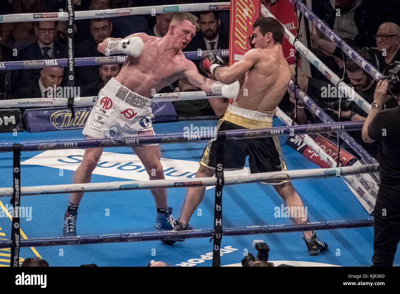 Sergio Garcia vs. Ted Cheeseman. Europeo della super-welterweight del titolo di campione all'arena O2. Credito: Guy Corbishley/Alamy Live News Foto Stock