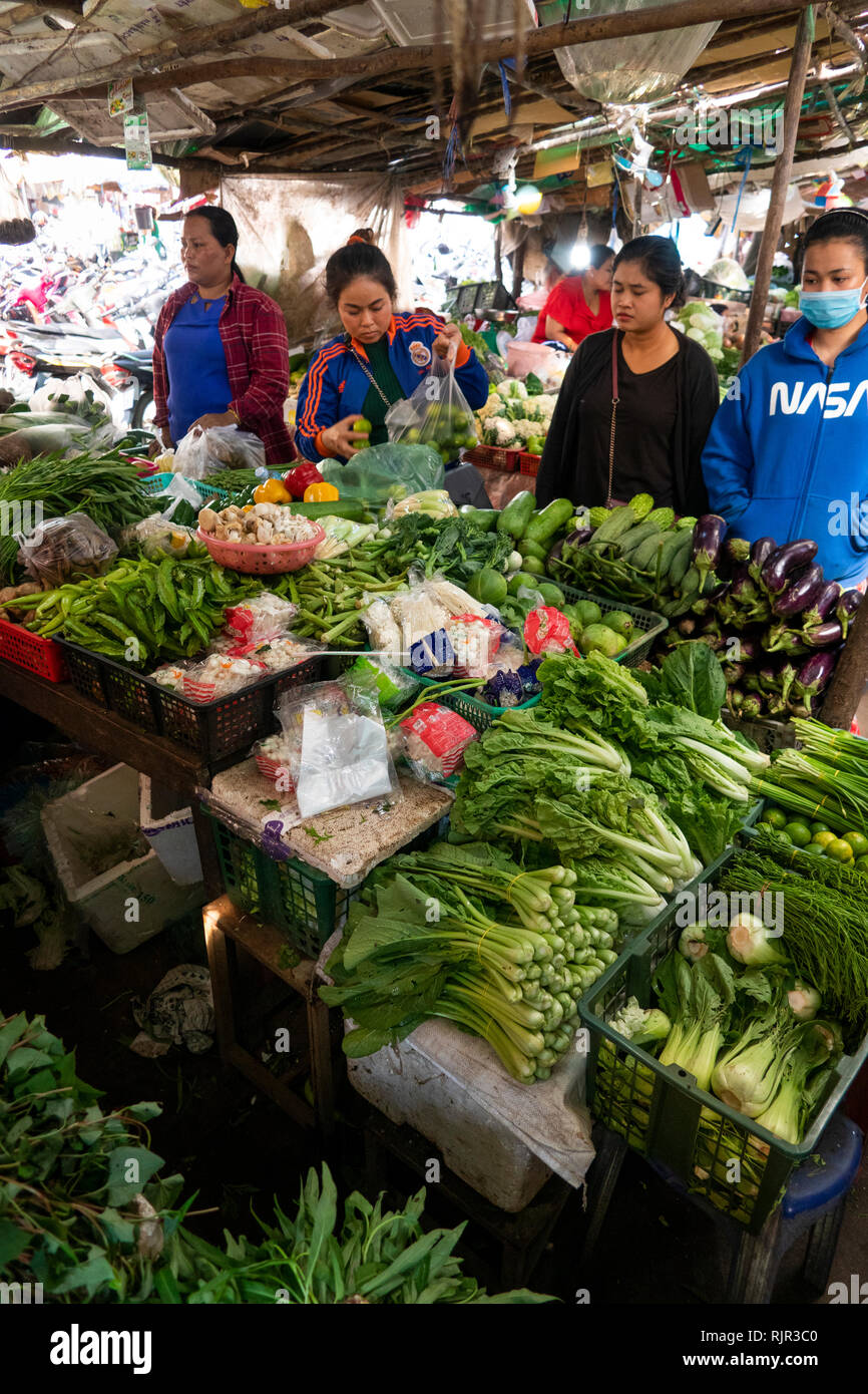 Cambogia, Preah Koh Kong, centro città, all'interno del Mercato Centrale, Psar Dong Tong, i clienti a stallo vegetale Foto Stock