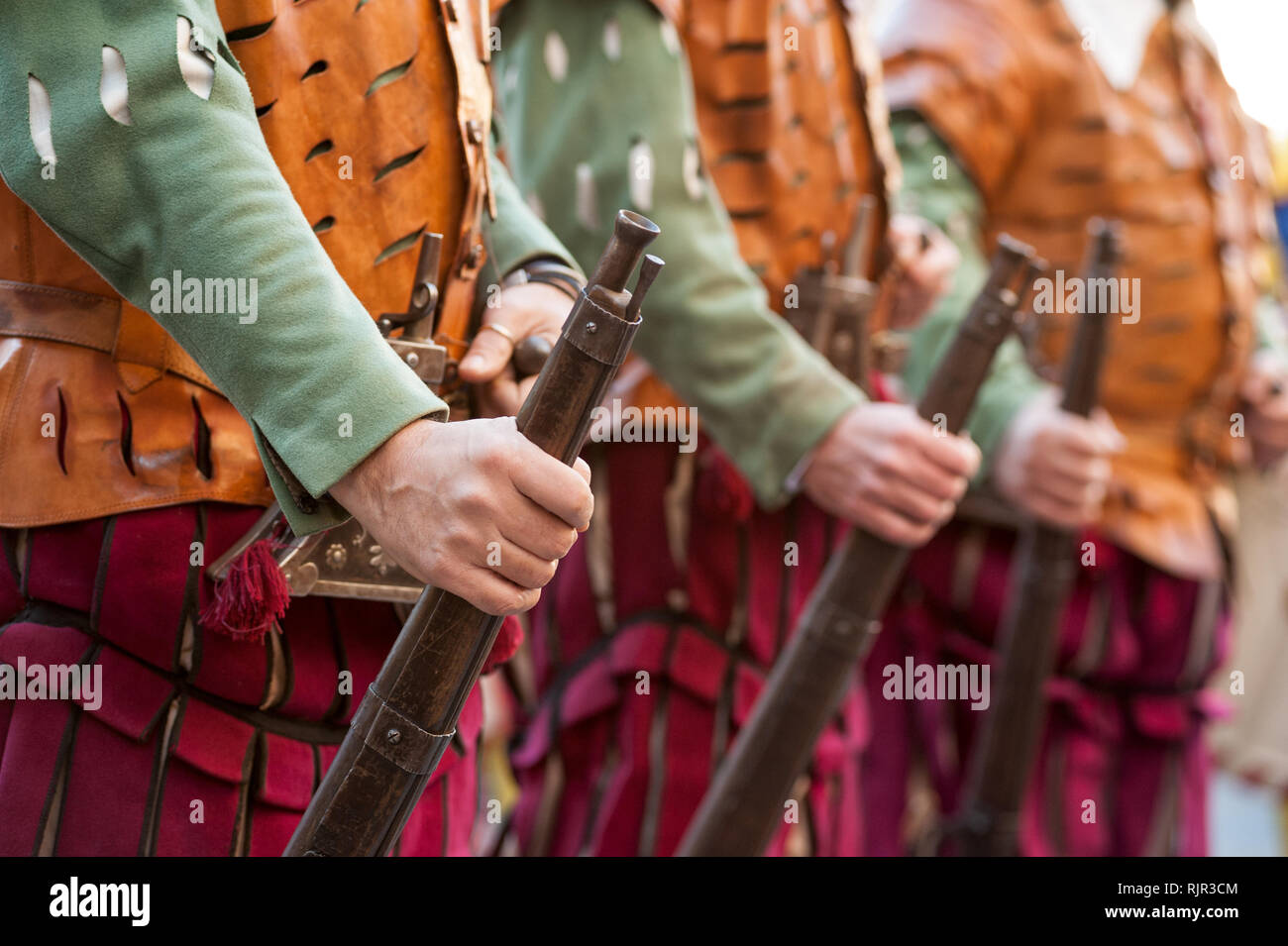 Il medievale rifleman soldati in uniforme, in una fila, durante una rievocazione storica di Firenze. Foto Stock