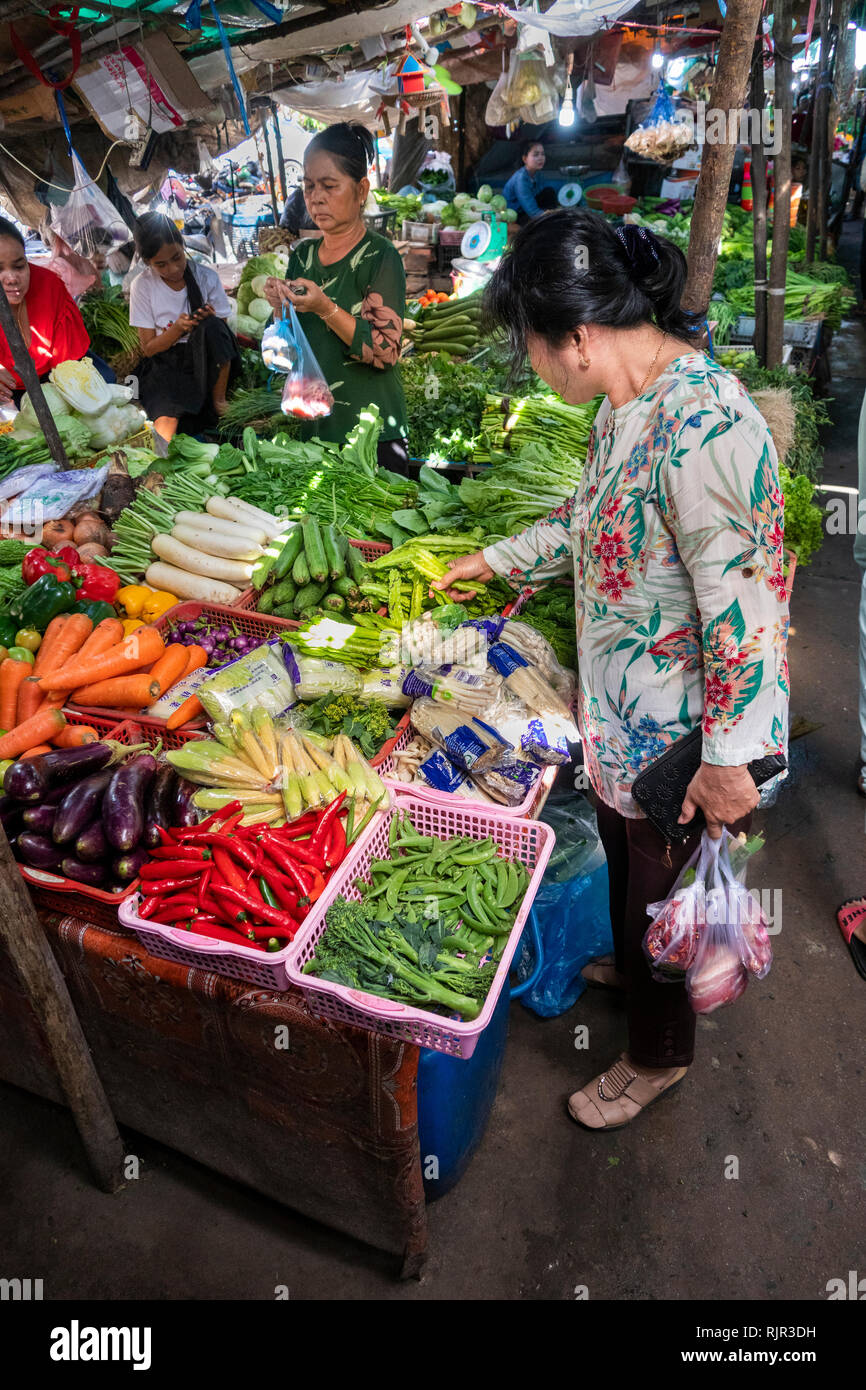 Cambogia, Preah Koh Kong, centro città, all'interno del Mercato Centrale, Psar Dong Tong, cliente selezionando in stallo vegetale Foto Stock