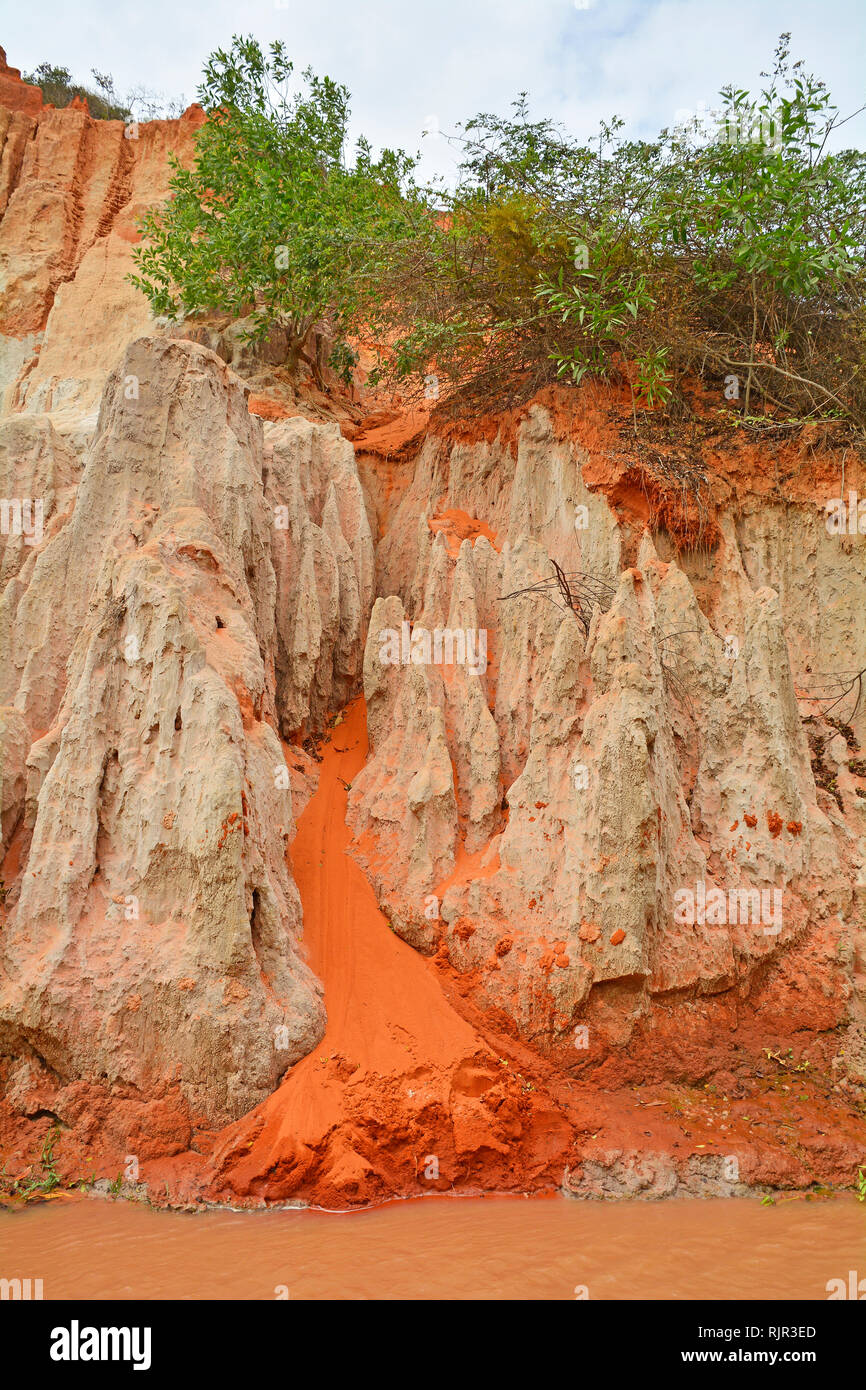 Le pareti del canyon di una sezione del flusso di fata (Suoi Tien) in Mui Ne, Binh Thuan Provincia, Vietnam Foto Stock