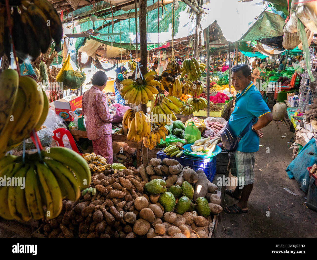 Cambogia, Preah Koh Kong, centro città, all'interno del Mercato Centrale, Psar Dong Tong, cliente di stallo di frutta Foto Stock