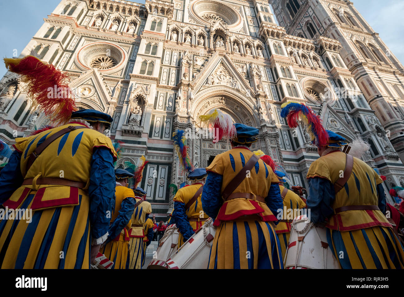 Extra con tamburi e costumi di fronte alla facciata di Santa Maria del Fiore, durante una rievocazione storica. Foto Stock
