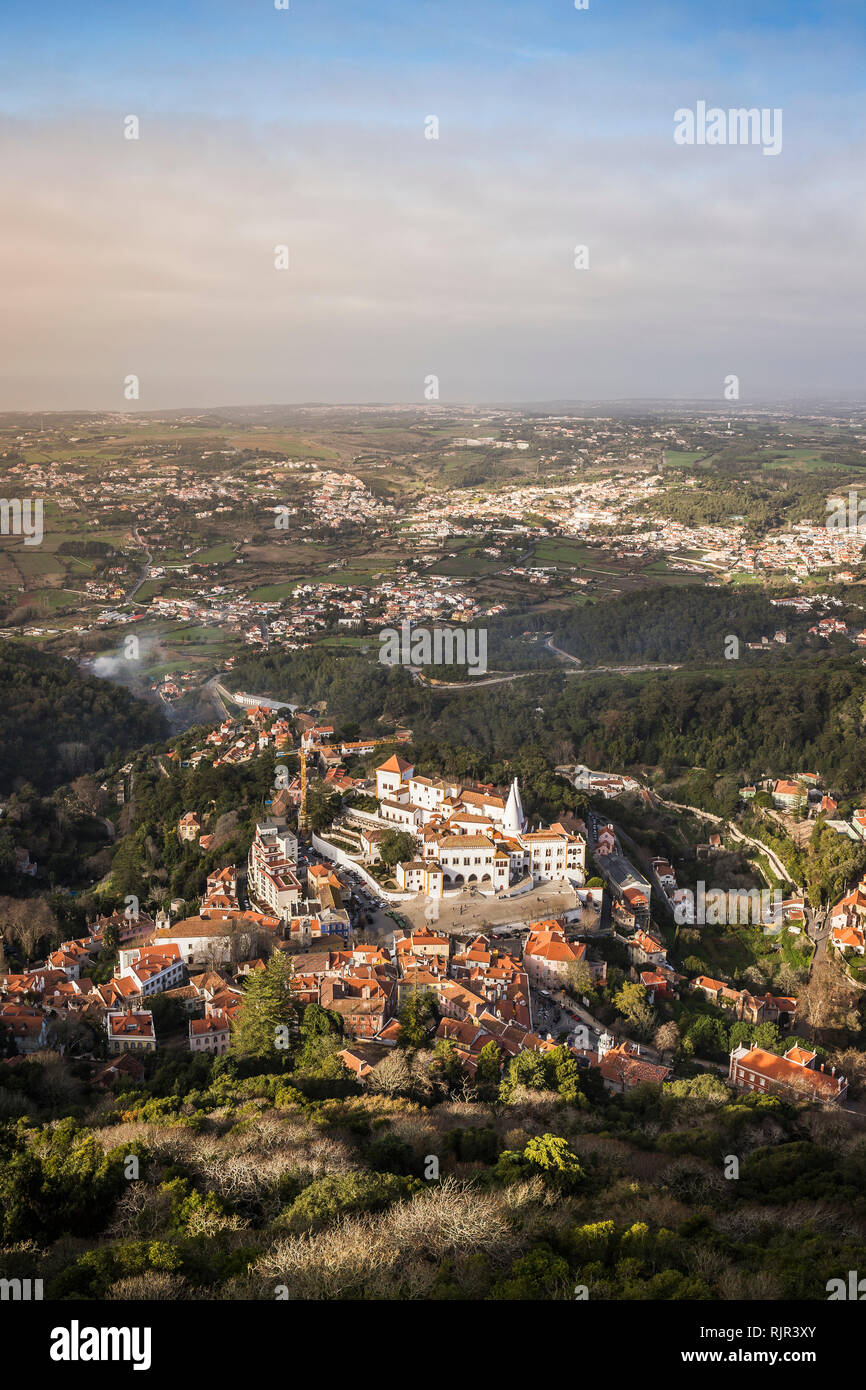 Paesaggio con vedute distanti, ad alto angolo di visione, Sintra, Lisbona, Portogallo Foto Stock Paesaggio con vedute distanti, ad alto angolo di visione, Sintra, Lisbona, Portogallo Foto Stock