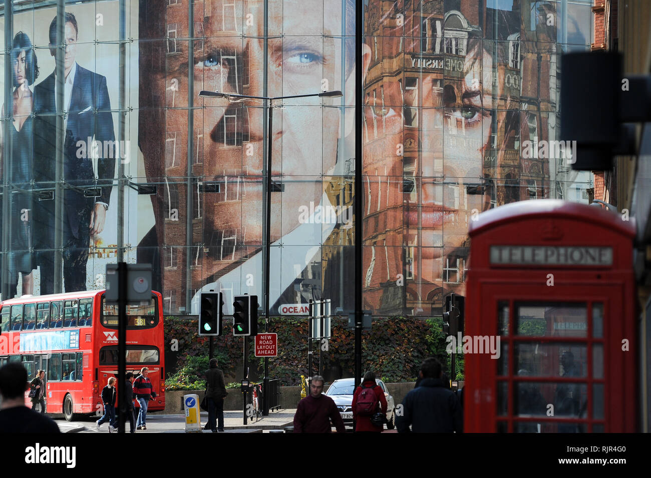 Grande film di James Bond film Quantum Of Solace poster con Daniel Craig e Olga Kurylenko in BFI IMAX su Charlie Chaplin Road a Londra, Inghilterra, Regno re Foto Stock