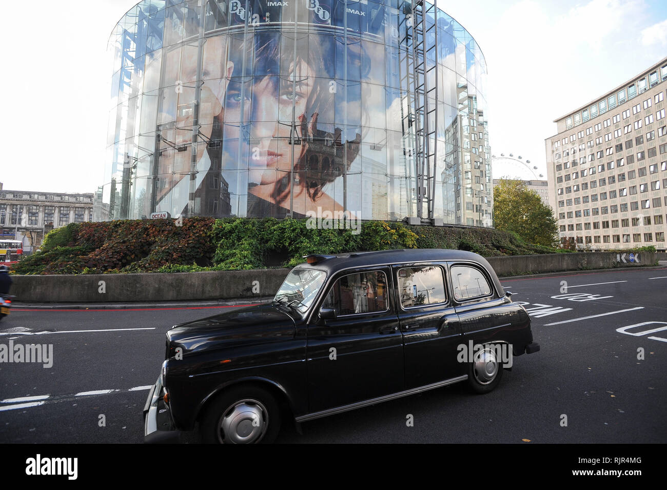 Grande film di James Bond film Quantum Of Solace poster con Daniel Craig e Olga Kurylenko in BFI IMAX su Charlie Chaplin Road a Londra, Inghilterra, Regno re Foto Stock