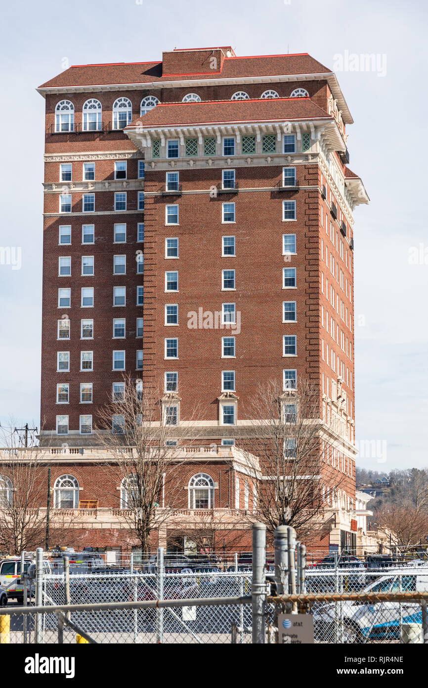 ASHEVILLE, NC, Stati Uniti d'America-2/3/19: il lato sinistro della batteria storico Park Hotel edificio, ora utilizzato per senior appartamenti. Foto Stock