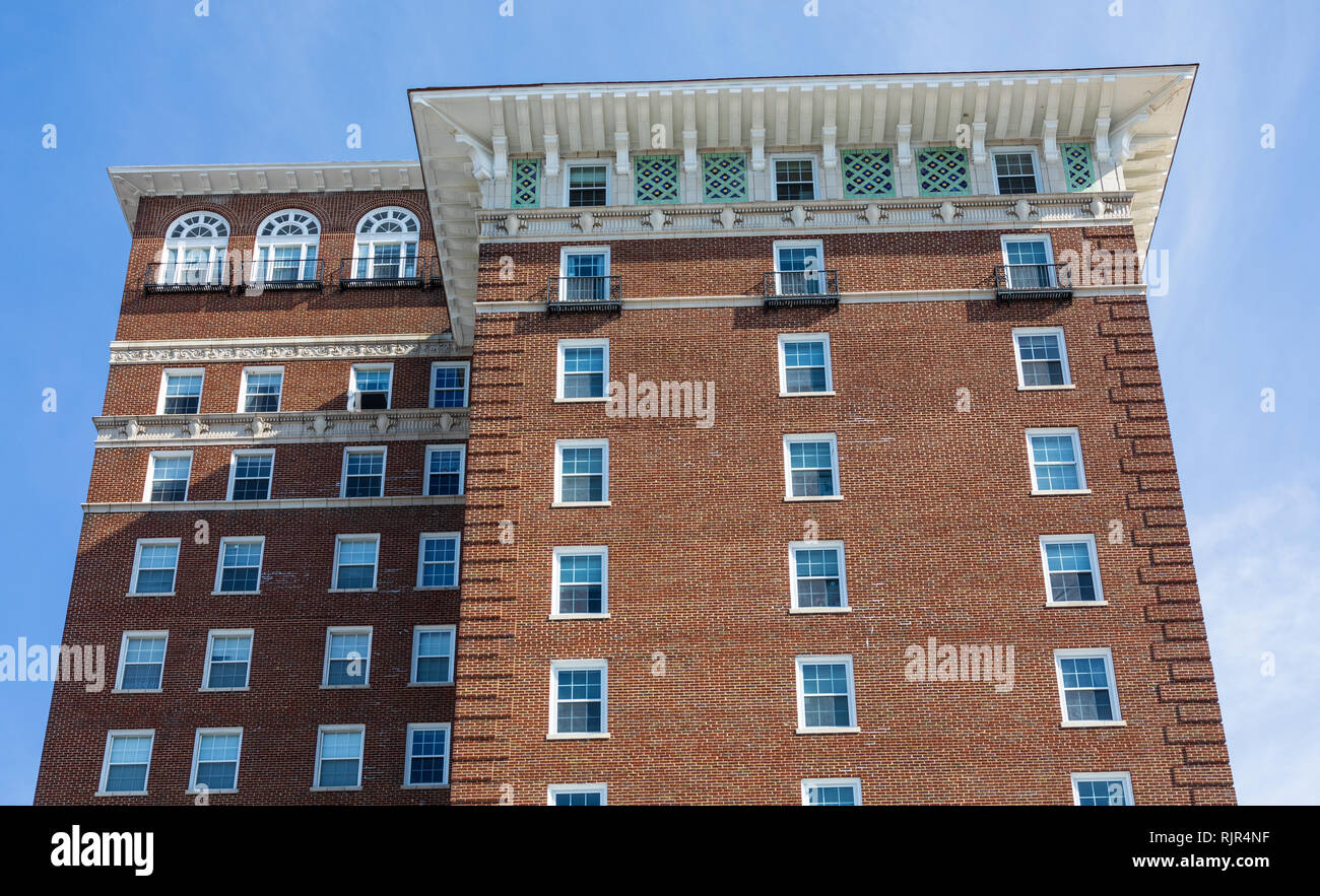 ASHEVILLE, NC, Stati Uniti d'America-2/3/19: alto cornicione e la sporgenza del Battery Park Hotel edificio, ora utilizzato per alloggiamento senior. Foto Stock